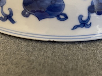 Een paar Chinese blauw-witte borden met antiquiteiten, Kangxi merk en periode