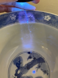 Een Chinese blauw-witte klapmuts kom, Kangxi merk en periode
