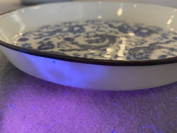 Twee Chinese blauw-witte 'Bleu de Hue' 'draken' borden voor de Vietnamese markt, 19e eeuw