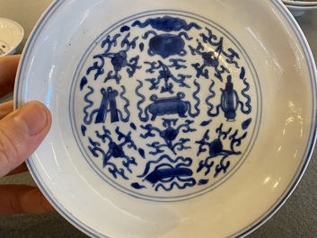 Een paar Chinese blauw-witte borden met antiquiteiten, Kangxi merk en periode