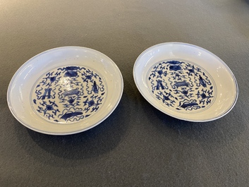 Een paar Chinese blauw-witte borden met antiquiteiten, Kangxi merk en periode