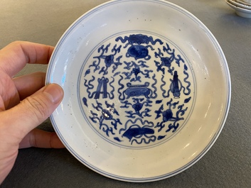 Een paar Chinese blauw-witte borden met antiquiteiten, Kangxi merk en periode
