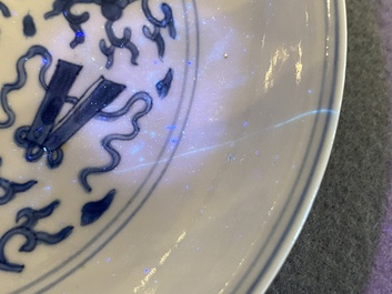 Een paar Chinese blauw-witte borden met antiquiteiten, Kangxi merk en periode