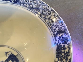 Een Chinese blauw-witte kom met gedichten, Kangxi merk en periode