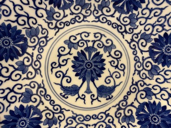 Plat en porcelaine de Chine en bleu et blanc, marque et &eacute;poque de Guangxu