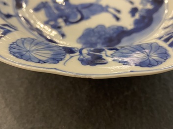Een paar Chinese blauw-witte 'Mu Guiying' borden, Kangxi merk en periode