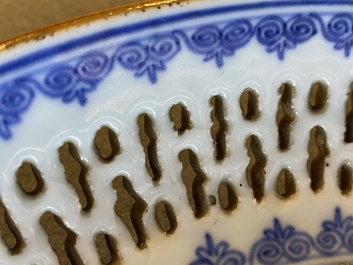 Een paar opengewerkte Chinese famille rose borden met Fort Folly decor, Qianlong