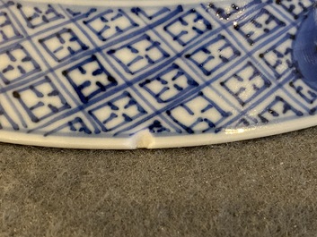 Een Chinese blauw-witte kom met gedichten, Kangxi merk en periode