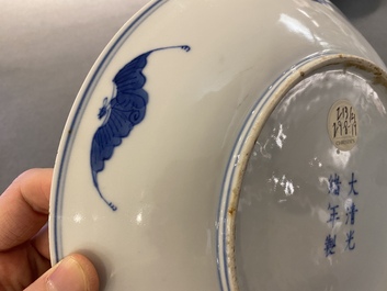 Plat en porcelaine de Chine en bleu et blanc, marque et &eacute;poque de Guangxu