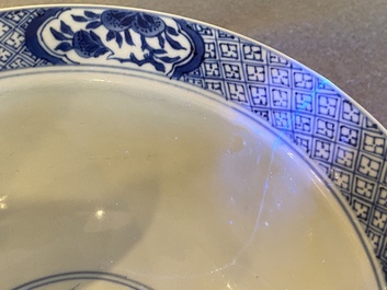 Een Chinese blauw-witte kom met gedichten, Kangxi merk en periode