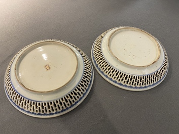 Een paar opengewerkte Chinese famille rose borden met Fort Folly decor, Qianlong