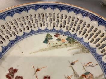 Een paar opengewerkte Chinese famille rose borden met Fort Folly decor, Qianlong