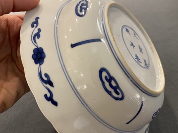 Een paar Chinese blauw-witte 'Mu Guiying' borden, Kangxi merk en periode