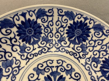 Plat en porcelaine de Chine en bleu et blanc, marque et &eacute;poque de Guangxu