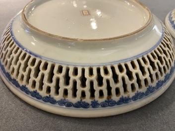 Een paar opengewerkte Chinese famille rose borden met Fort Folly decor, Qianlong