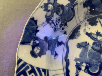 Een paar Chinese blauw-witte 'Mu Guiying' borden, Kangxi merk en periode