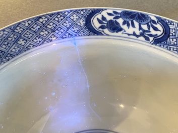 Een Chinese blauw-witte kom met gedichten, Kangxi merk en periode