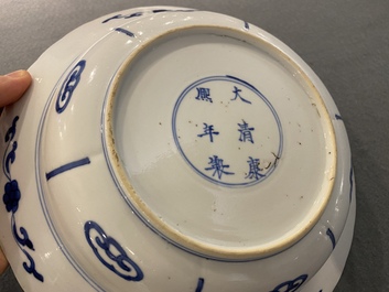Een paar Chinese blauw-witte 'Mu Guiying' borden, Kangxi merk en periode