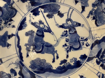 Een paar Chinese blauw-witte 'Mu Guiying' borden, Kangxi merk en periode