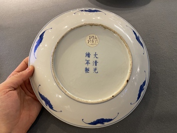 Plat en porcelaine de Chine en bleu et blanc, marque et &eacute;poque de Guangxu