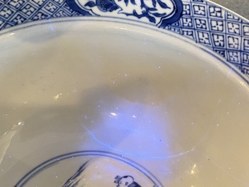 Een Chinese blauw-witte kom met gedichten, Kangxi merk en periode