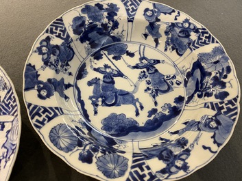 Een paar Chinese blauw-witte 'Mu Guiying' borden, Kangxi merk en periode