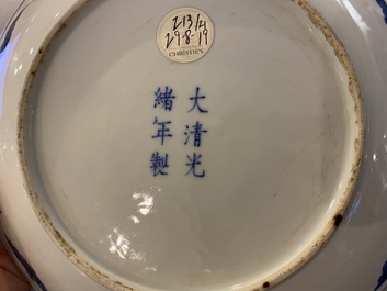 Plat en porcelaine de Chine en bleu et blanc, marque et &eacute;poque de Guangxu