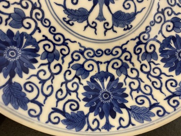 Plat en porcelaine de Chine en bleu et blanc, marque et &eacute;poque de Guangxu