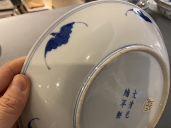 Plat en porcelaine de Chine en bleu et blanc, marque et &eacute;poque de Guangxu
