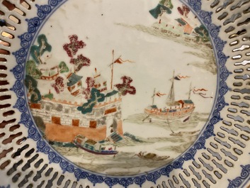 Een paar opengewerkte Chinese famille rose borden met Fort Folly decor, Qianlong
