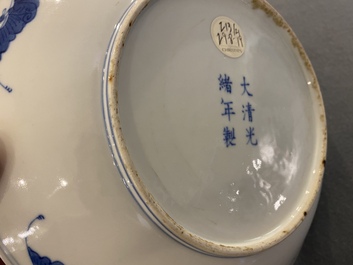 Plat en porcelaine de Chine en bleu et blanc, marque et &eacute;poque de Guangxu