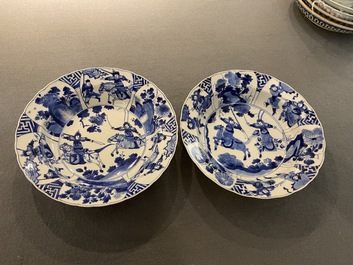 Een paar Chinese blauw-witte 'Mu Guiying' borden, Kangxi merk en periode