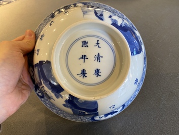 Een Chinese blauw-witte kom met gedichten, Kangxi merk en periode