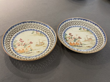 Een paar opengewerkte Chinese famille rose borden met Fort Folly decor, Qianlong