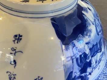 Een Chinese blauw-witte kom met gedichten, Kangxi merk en periode