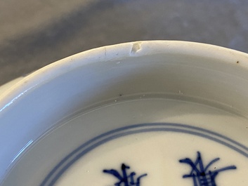 Een Chinese blauw-witte kom met gedichten, Kangxi merk en periode
