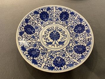 Plat en porcelaine de Chine en bleu et blanc, marque et &eacute;poque de Guangxu