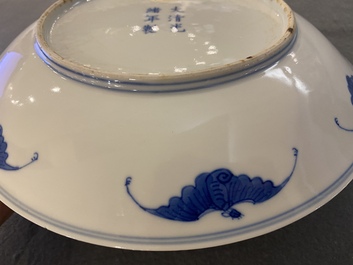 Plat en porcelaine de Chine en bleu et blanc, marque et &eacute;poque de Guangxu
