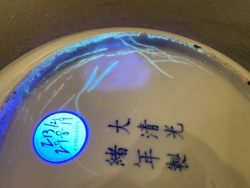 Plat en porcelaine de Chine en bleu et blanc, marque et &eacute;poque de Guangxu