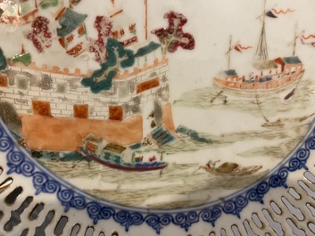 Een paar opengewerkte Chinese famille rose borden met Fort Folly decor, Qianlong