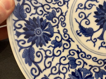 Plat en porcelaine de Chine en bleu et blanc, marque et &eacute;poque de Guangxu