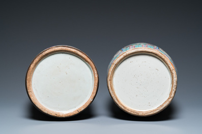 Deux vases en porcelaine de Chine famille rose, 19&egrave;me