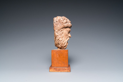 T&ecirc;te d'homme barbu en pierre sculpt&eacute;e, 15/16&egrave;me