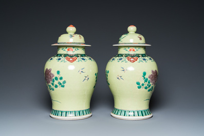Paire de vases couverts en porcelaine de Chine famille verte &agrave; fond jaune, 19&egrave;me