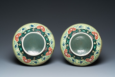 Paire de vases couverts en porcelaine de Chine famille verte &agrave; fond jaune, 19&egrave;me