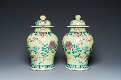 Paire de vases couverts en porcelaine de Chine famille verte &agrave; fond jaune, 19&egrave;me