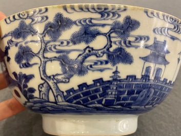Een Chinese blauw-witte 'Bleu de Hue' kom voor de Vietnamese markt, Nh&atilde; Ngọc 雅玉 merk, 19e eeuw