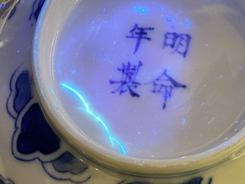 Een Chinese blauw-witte 'Bleu de Hue' kom voor de Vietnamese markt, Minh Mạng Nian Zhi 明命年製 merk, ca. 1830-40