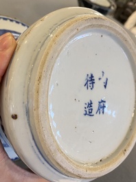 Een Chinese blauw-witte 'Bleu de Hue' kwispedoor voor de Vietnamese koning Khai Dinh, Nội phủ đ&atilde;i tạo 內府待造 mark, ca. 1924