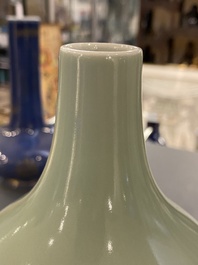 A Chinese monochrome celadon-glazed double gourd vase, 18/19th C.